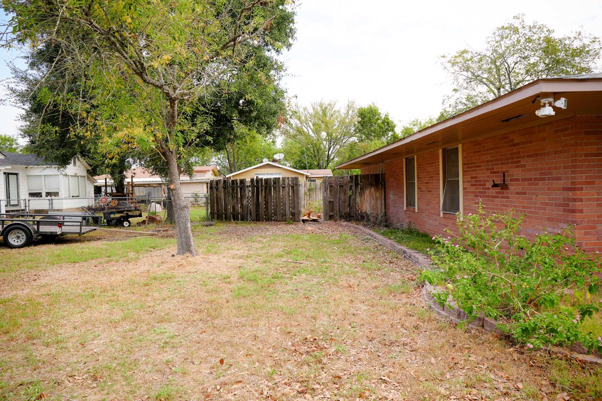 Photo of 663-schneider-street-giddings-tx-78942