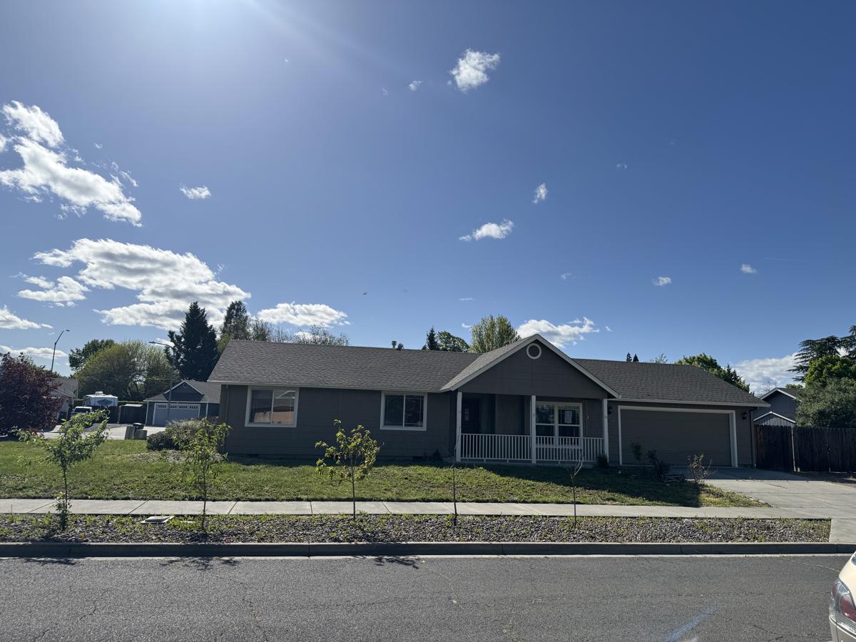 Photo of 1352-clearwater-dr-medford-or-97501
