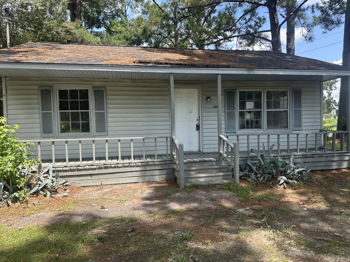 Photo of 300-lawrence-st-lake-city-sc-29560