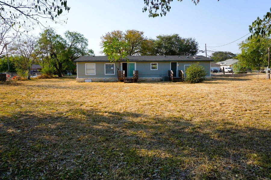 Photo of 508-n-upson-dr-devine-tx-78016