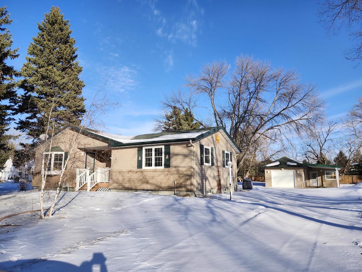 Photo of 901-rhinehart-dr-se-east-grand-forks-mn-56721