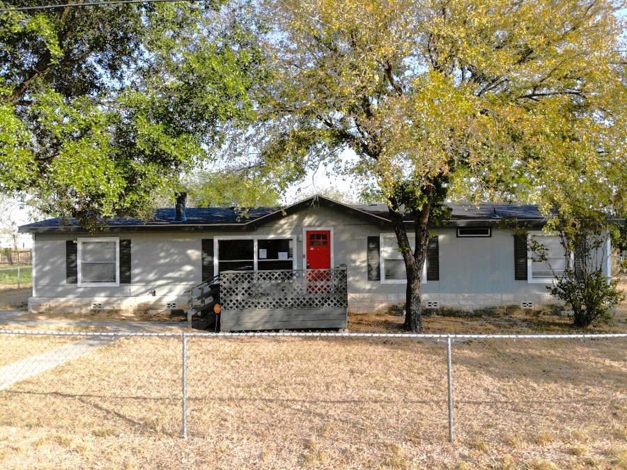 Photo of 508-n-upson-dr-devine-tx-78016