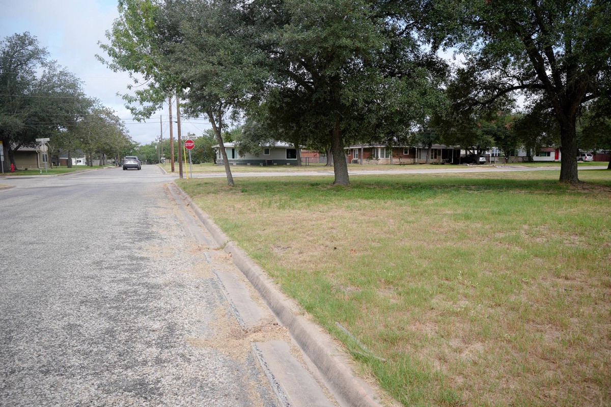 Photo of 663-schneider-street-giddings-tx-78942