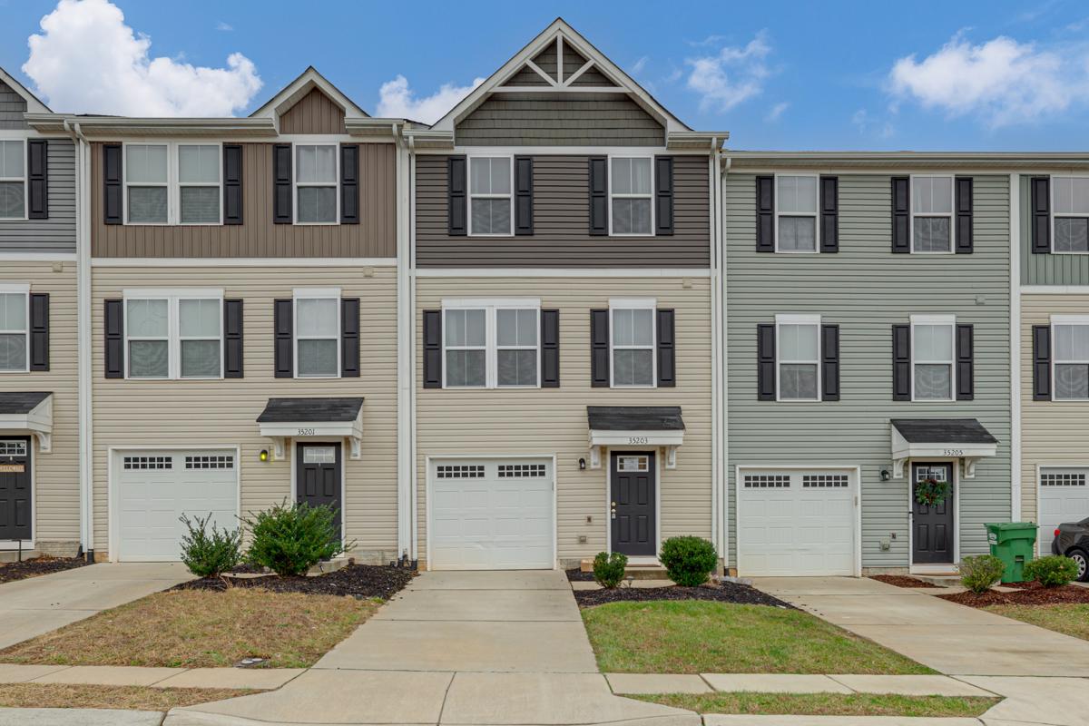 35203 Sara Ct, Locust Grove, VA 22508